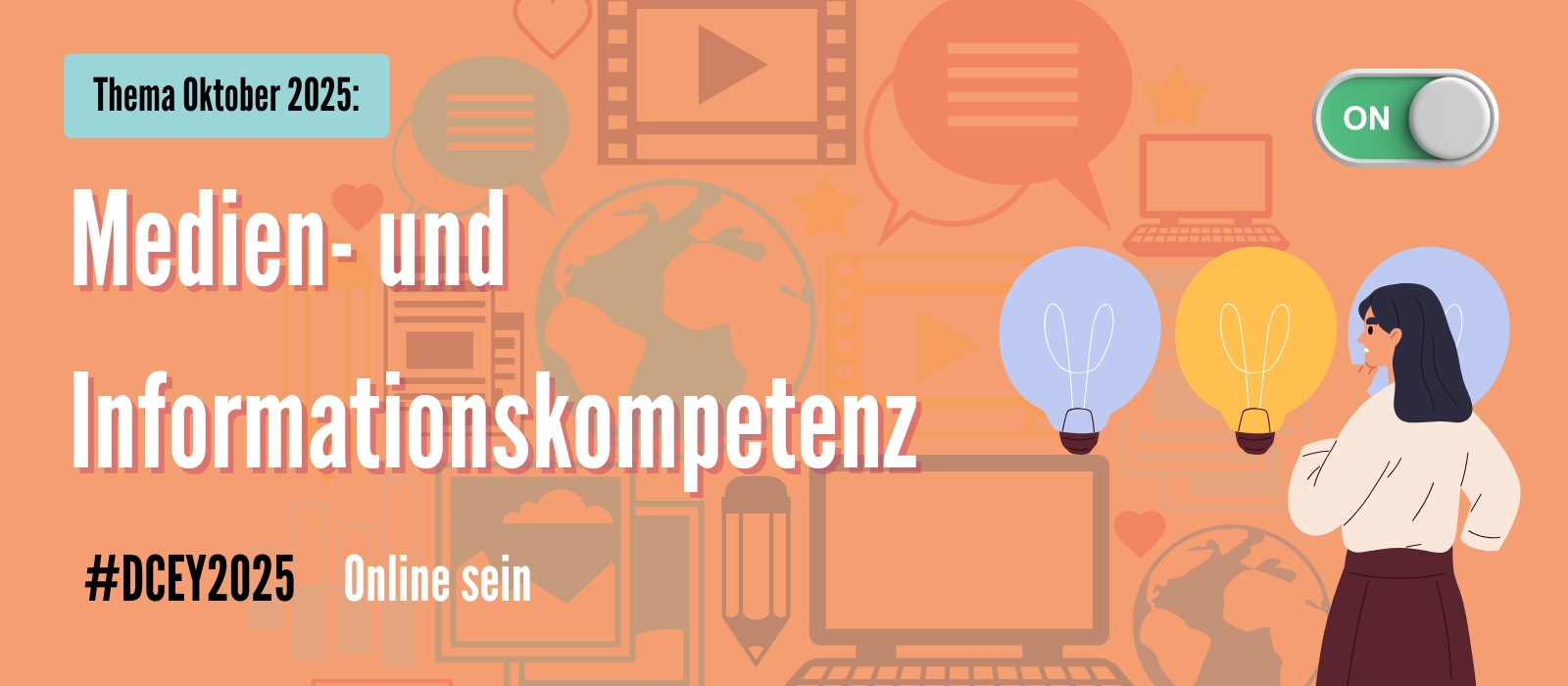 Das Bild ist orange gestaltet. Links steht „Medien- und Informationskompetenz“. Rechts eine Frau mit nachdenklichem Blick, vor ihr leuchten bunte Glühbirnen. Der Hintergrund zeigt Symbole für digitale Medien: Sprechblasen, Computer, Filmstreifen und 