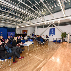 gesamte Sicht des Raumes mit Publikum