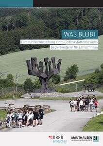 Foto von Schulklassen, die die Gedenkstätte Mauthausen besuchen.