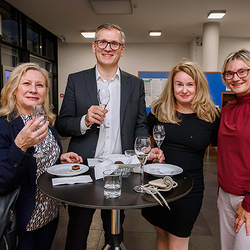 Ausklang mit Buffet, vier Personen um einen Stehtisch