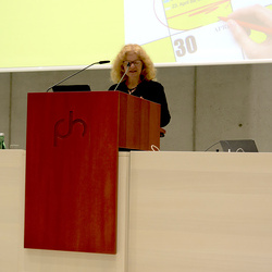 Die Moderatorin Patricia Hladschik (Zentrum polis)