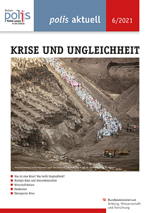 Ein hell gekleideter Menschenzug durchquert eine Kohleabbaustätte.