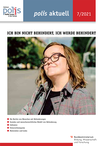 Eine junge Frau mit Brille wendet ihr Gesicht mit geschlossenen Augen der Sonne zu.
