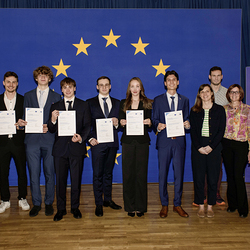 Gruppenfoto Verleihungsfeier 'Wir sind Europa' 2025. Am Bild sind die PreisträgerInnen, die LaudatorInnen sowie Anna Knyazeva und Anna Katharina Obenhuber