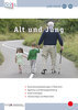 Ein älterer Mann mit Stock geht mit zwei Kindern eine Straße entlang. Die drei Personen sind von hinten zu sehen, gehen nebeneinander und geben sich die Hand.