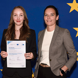 Emma Clara Trippolt mit Lehrkraft