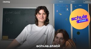 startseite schule.stabil. zwei junge Mädchen schauen selbstsicher in die Kamera