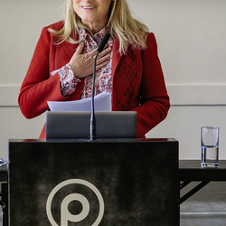Elisabeth Grossmann spricht lächelnd am Rednerpult der PH Steiermark über die EU-Gleichstellungsstrategie.